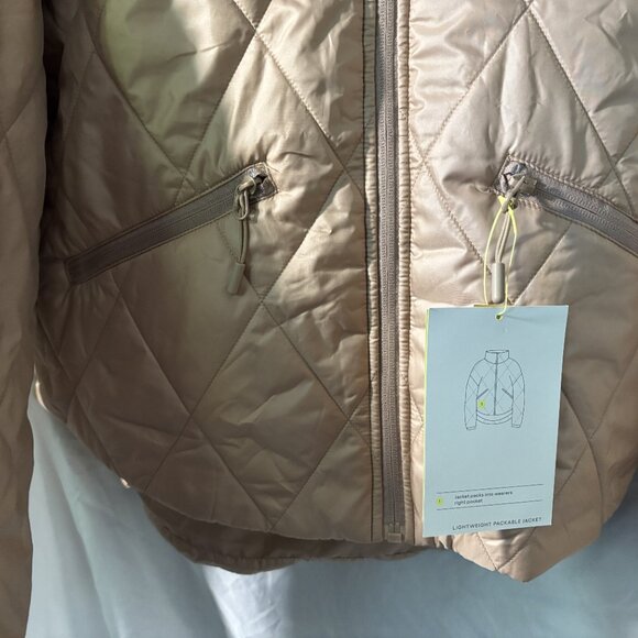 NWT, Beautiful Women's Lightweight Packable Jacket. Size Medium - Picture 3 of 7